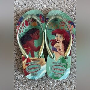 Havaianas Kids Flip Flops - Green and Gold with Disney Design